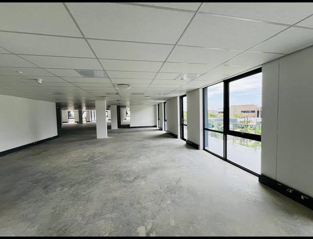349M² OFFICE TO LET IN VORNA VALLEY
